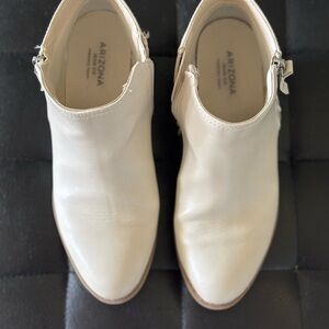 Arizona Jean Company Women's Off-White Ankle Booties